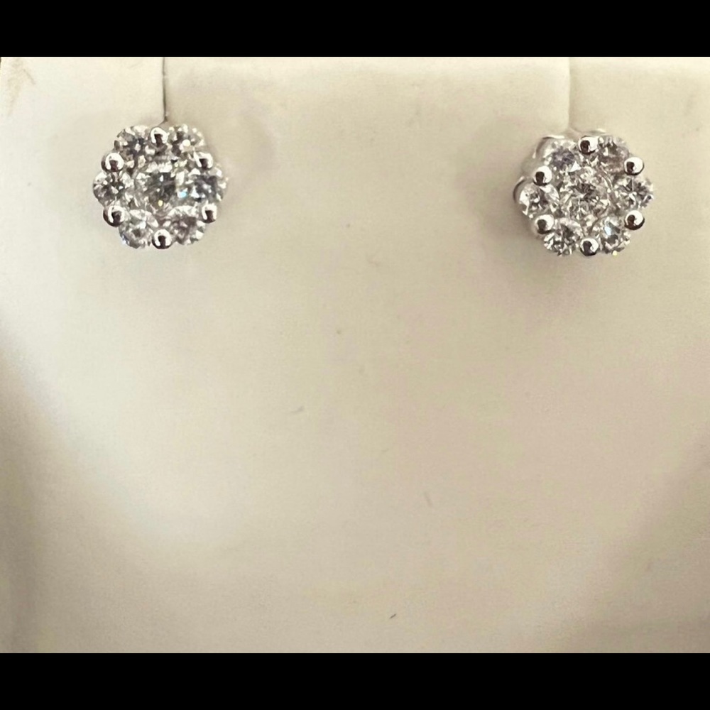 14kt w/g diamond studs . .50cts.SI2g-h. Incredible floral design .🎁